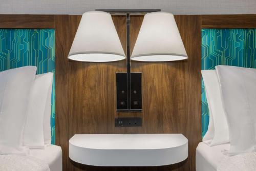 hampton inn and suites by hilton toronto downtown