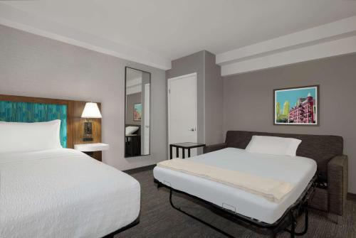 hampton inn and suites by hilton toronto downtown