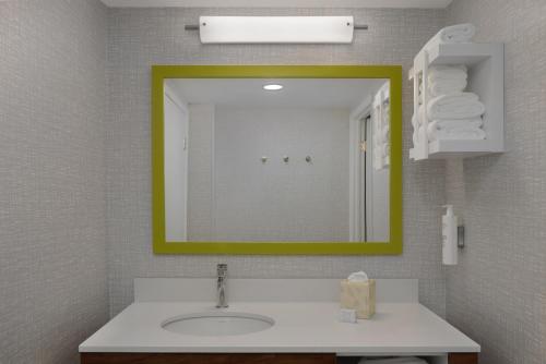 hampton inn and suites by hilton toronto downtown