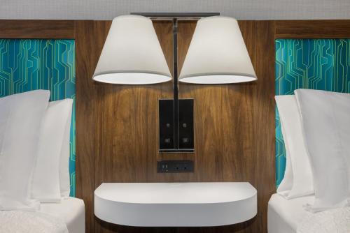 hampton inn and suites by hilton toronto downtown