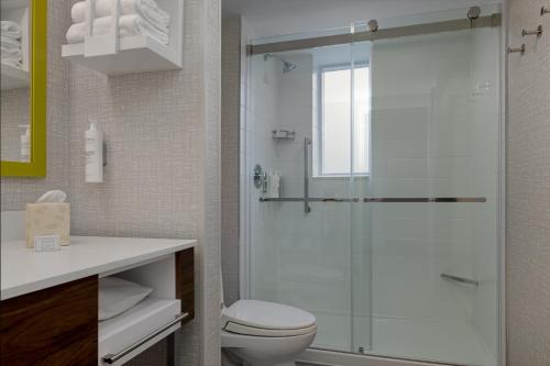 hampton inn and suites by hilton toronto downtown