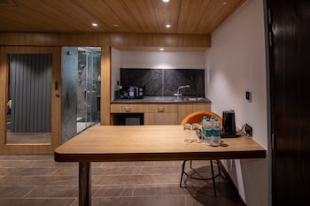 holiday inn express and suites