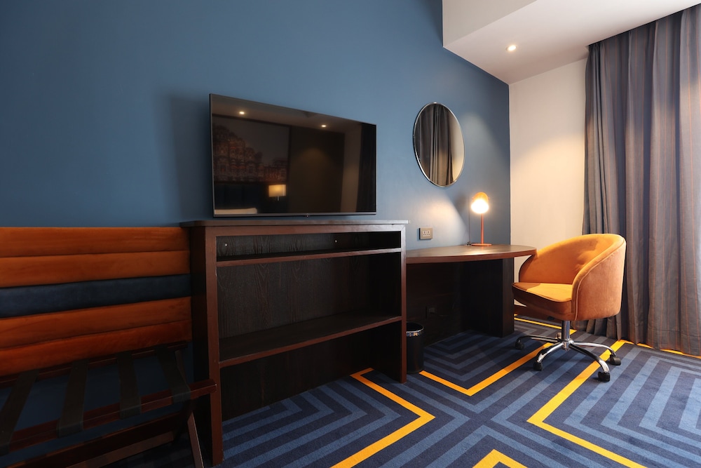 holiday inn express and suites