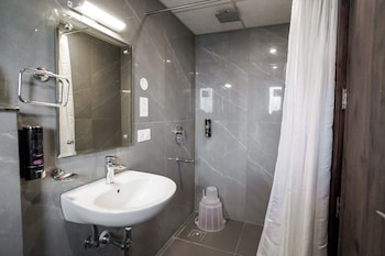 saltstayz hotel huda city center