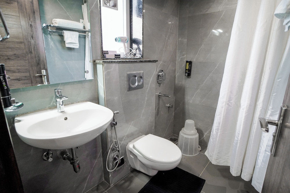 saltstayz hotel huda city center