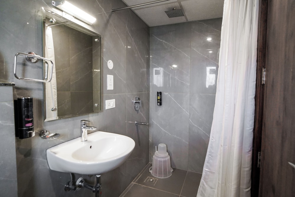 saltstayz hotel huda city center