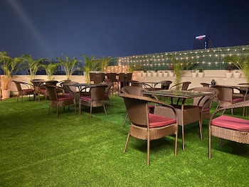 saltstayz hotel huda city center