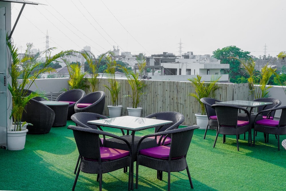 saltstayz hotel huda city center