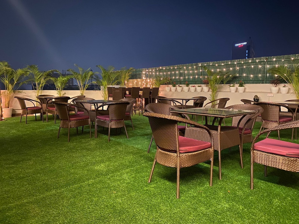 saltstayz hotel huda city center