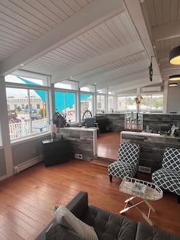 trade winds on the bay