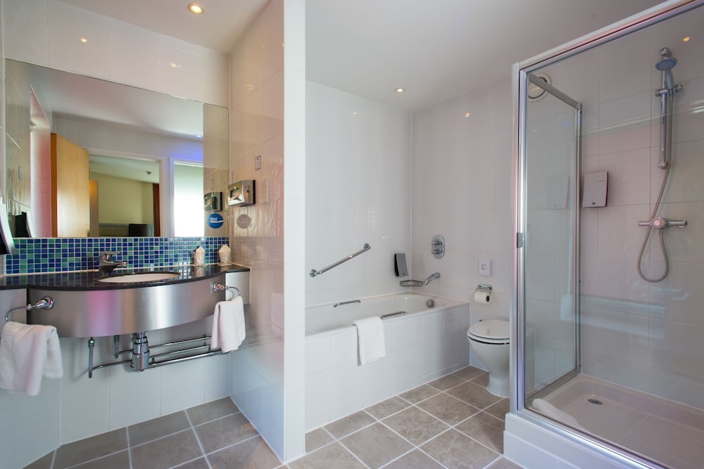 holiday inn express swindon city centre by ihg