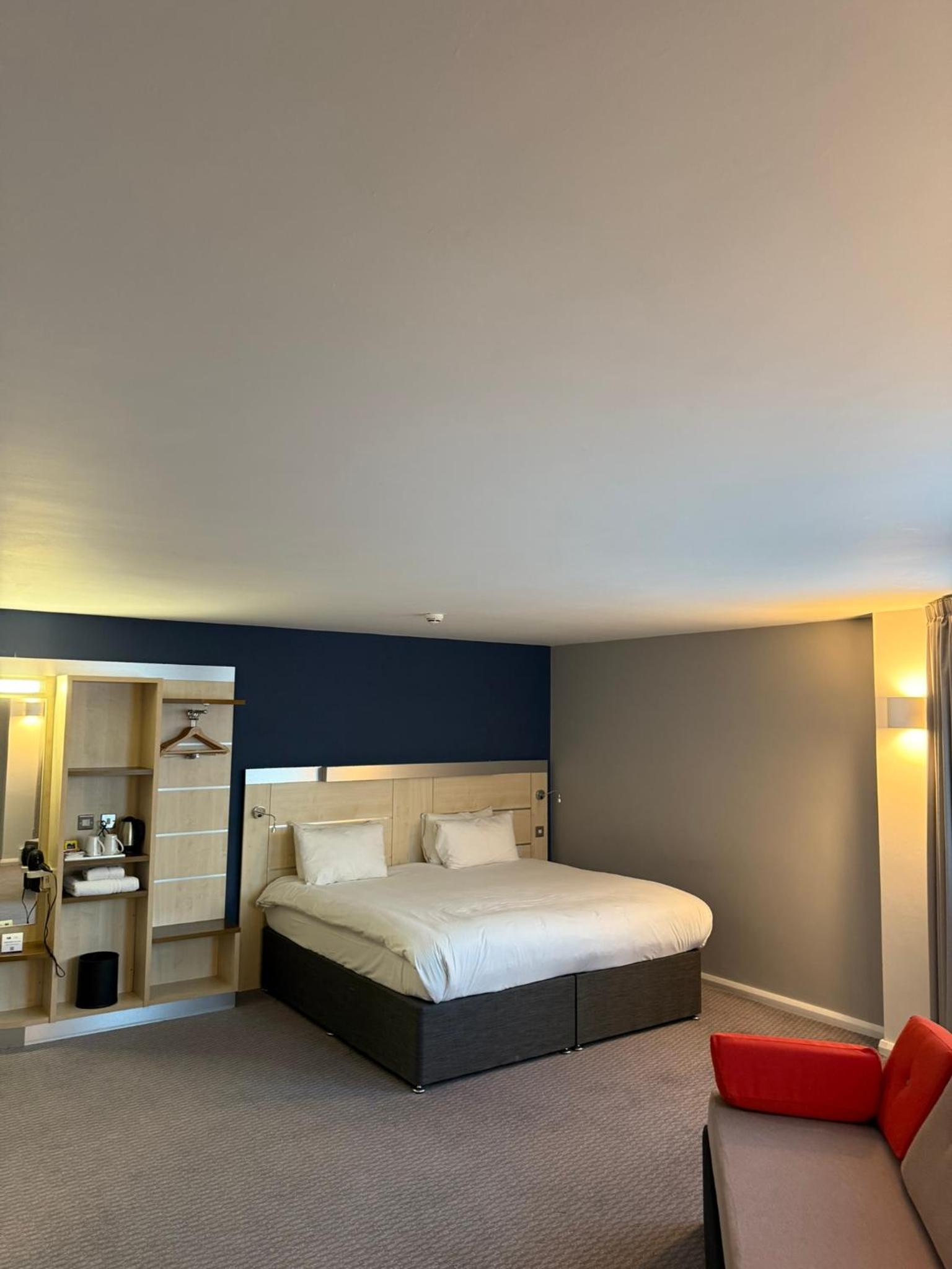 holiday inn express swindon city centre by ihg
