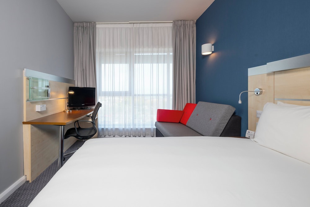holiday inn express swindon city centre by ihg