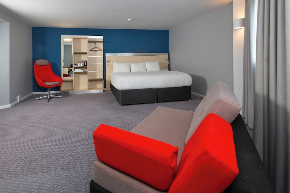 holiday inn express swindon city centre by ihg