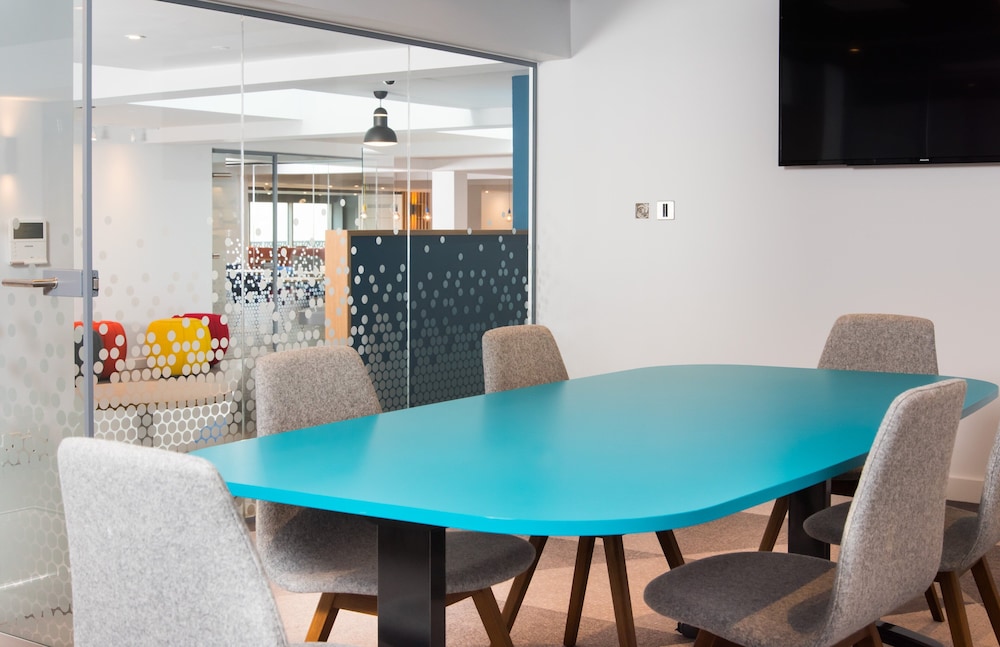holiday inn express swindon city centre by ihg