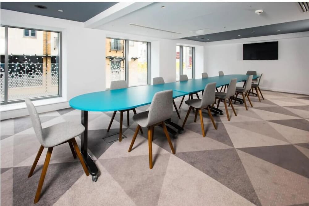 holiday inn express swindon city centre by ihg