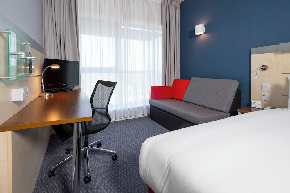 holiday inn express swindon city centre by ihg