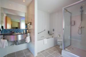 holiday inn express swindon city centre by ihg