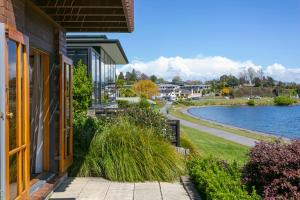 cascades lakefront motel