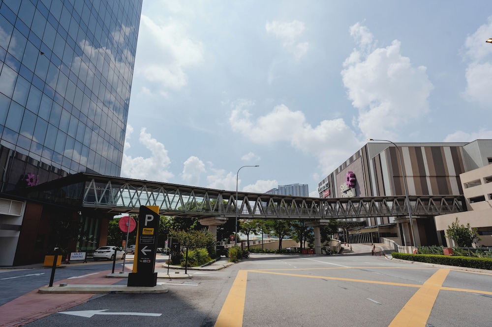 courtyard setia alam