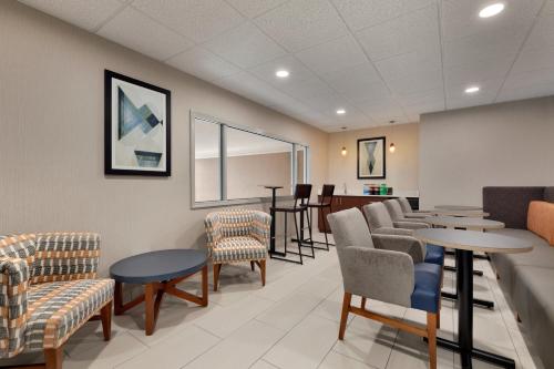 holiday inn express and suites auburn university area