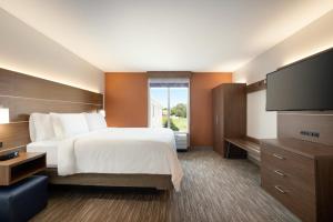 holiday inn express and suites auburn university area