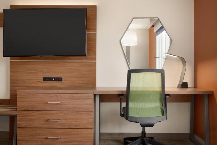 holiday inn express and suites auburn university area