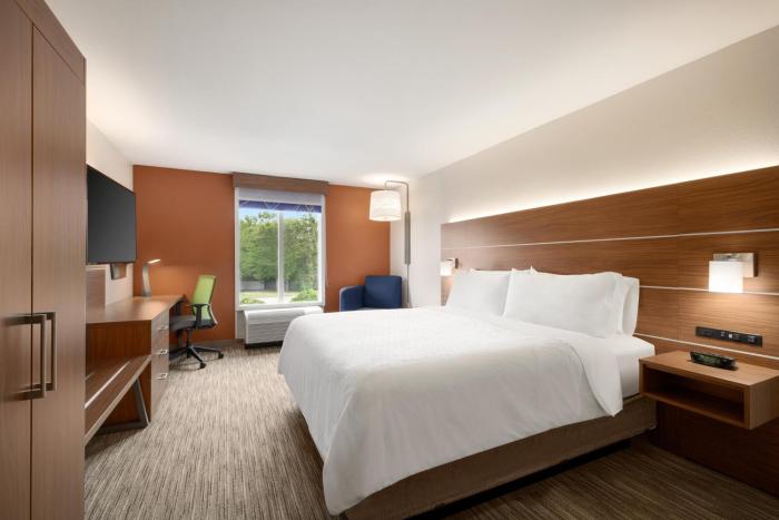 holiday inn express and suites auburn university area