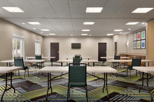 holiday inn express and suites auburn university area
