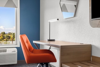 holiday inn express and suites phoenix west tolleson