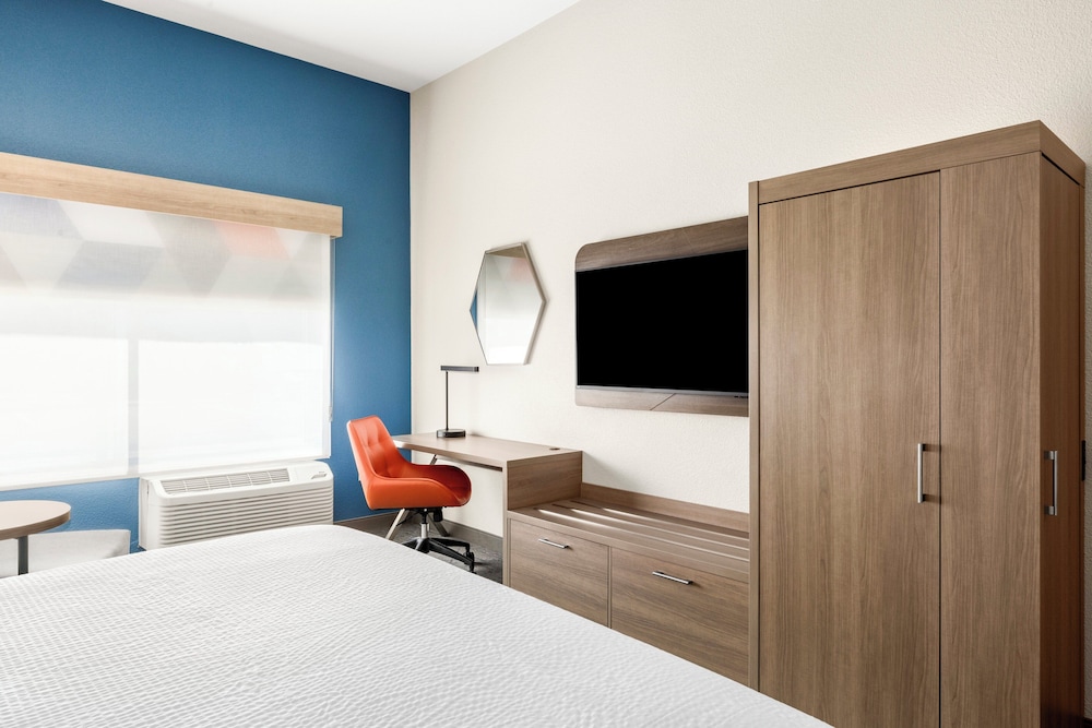 holiday inn express and suites phoenix west tolleson