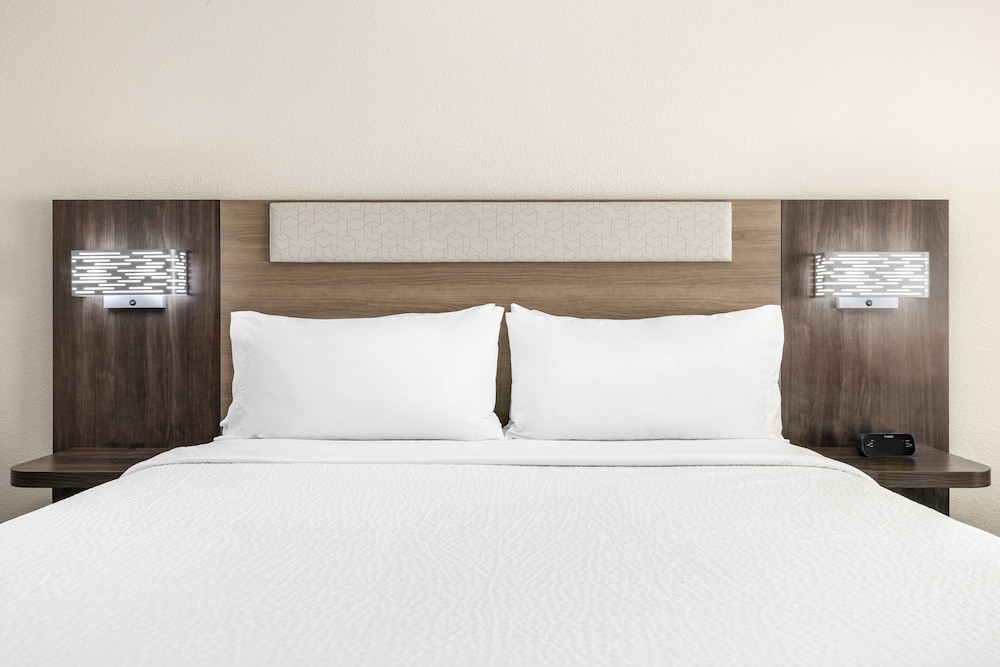 holiday inn express and suites phoenix west tolleson