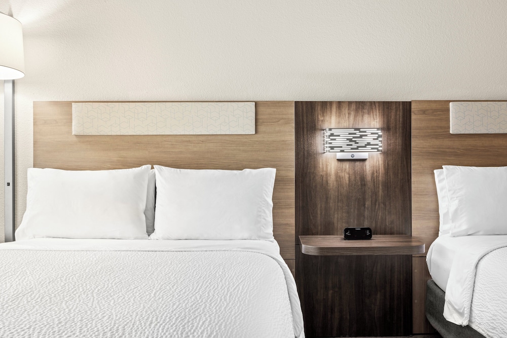 holiday inn express and suites phoenix west tolleson