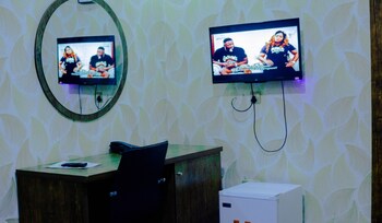 ronkibog crystal hotel and suites