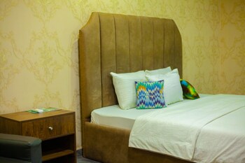 ronkibog crystal hotel and suites