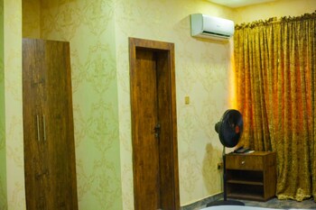 ronkibog crystal hotel and suites