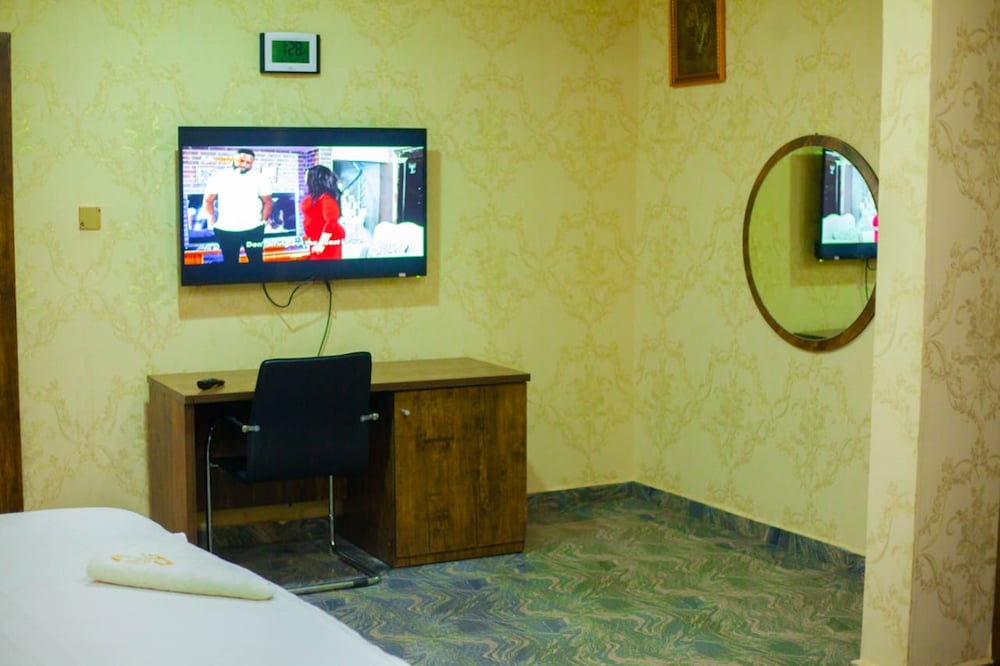 ronkibog crystal hotel and suites