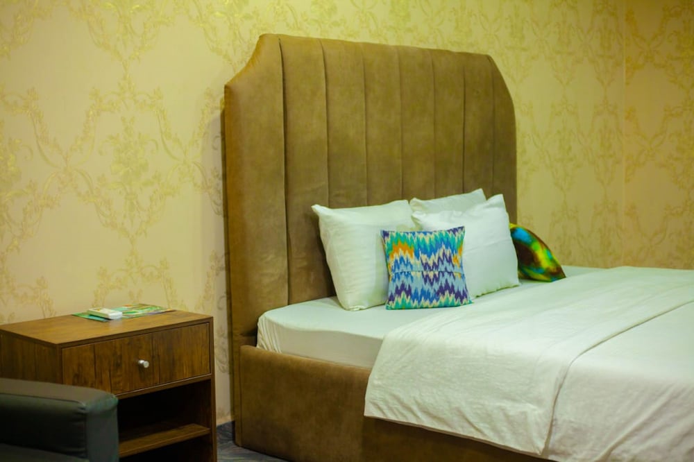 ronkibog crystal hotel and suites