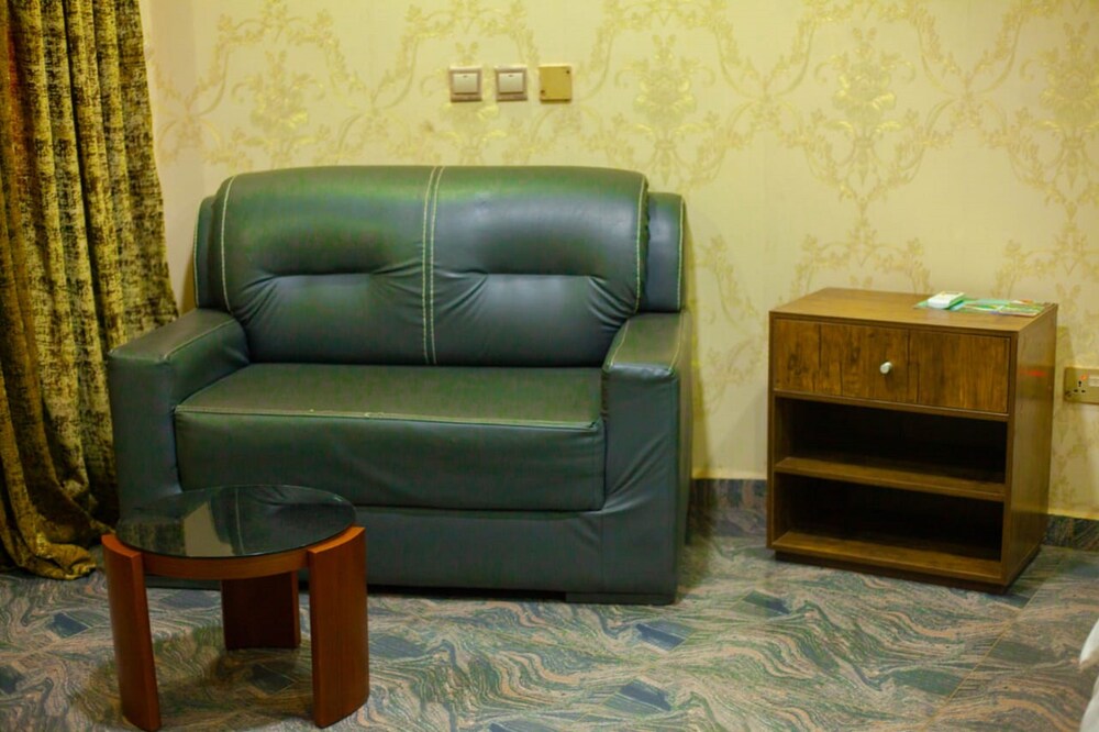 ronkibog crystal hotel and suites