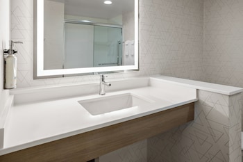 holiday inn express and suites waynesboro east