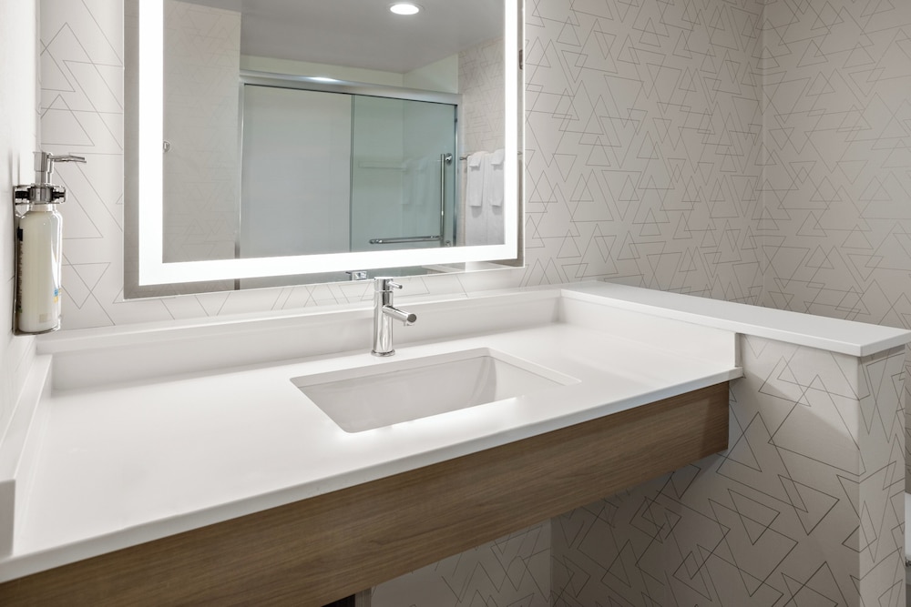 holiday inn express and suites waynesboro east