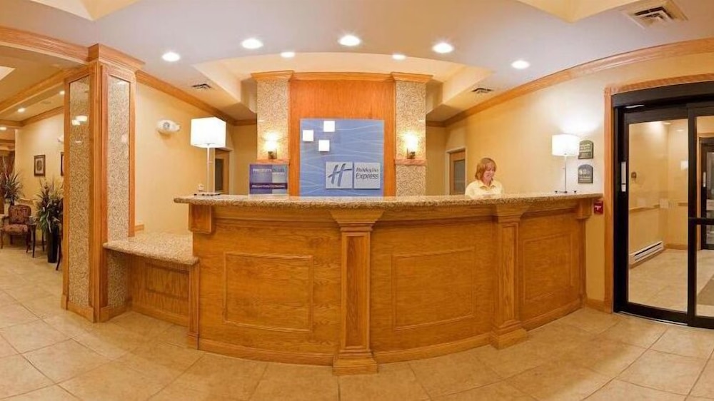 holiday inn express and suites detroit utica