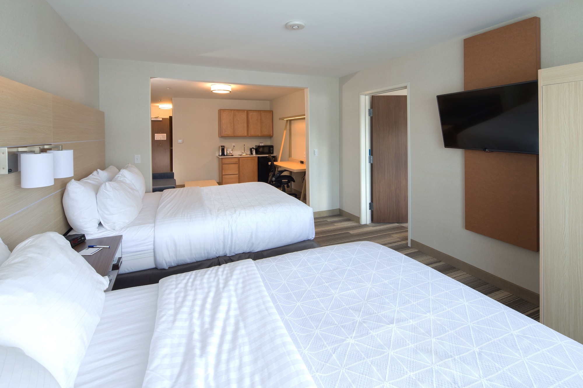 holiday inn express and suites detroit utica