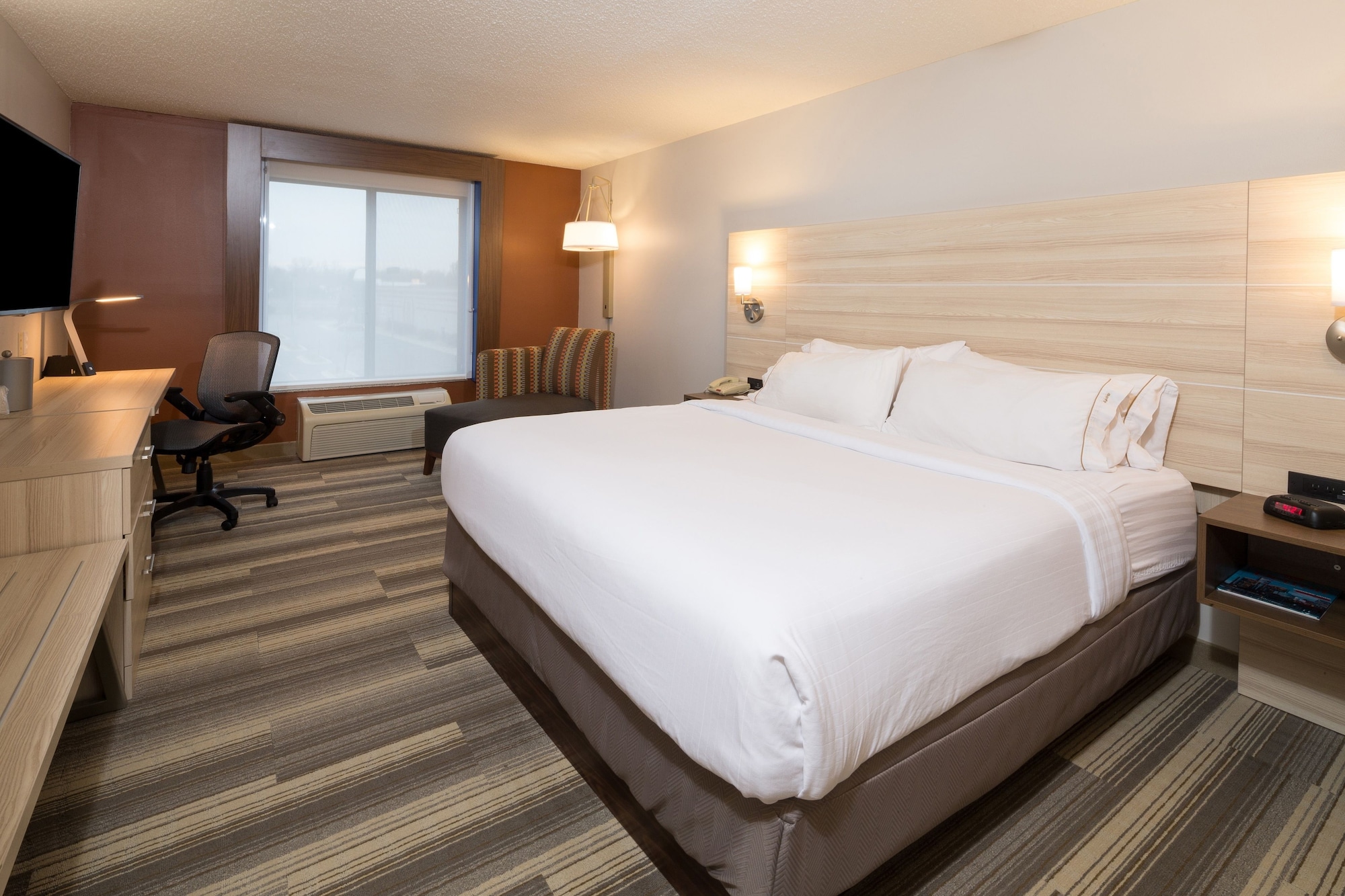 holiday inn express and suites detroit utica