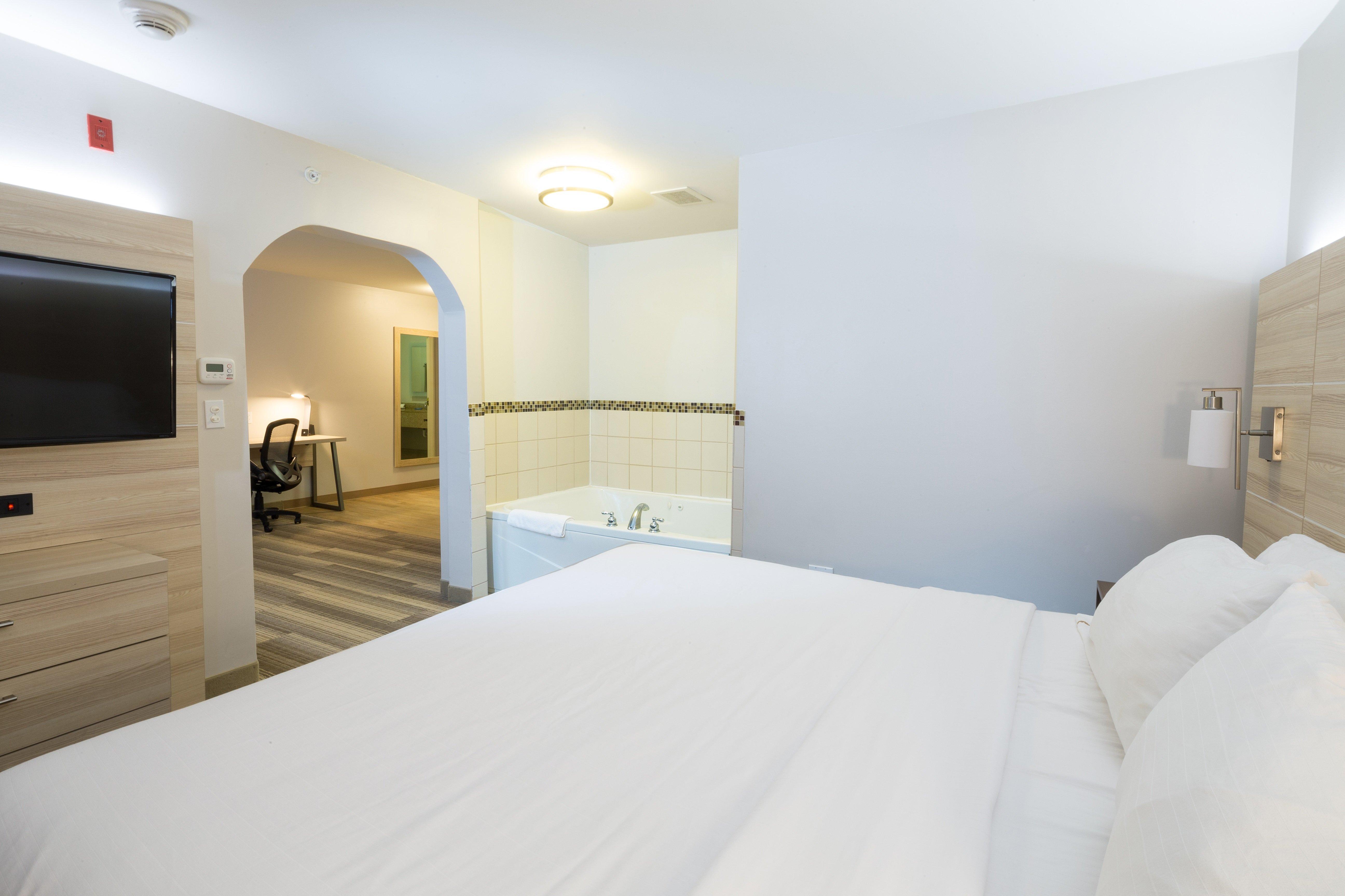 holiday inn express and suites detroit utica