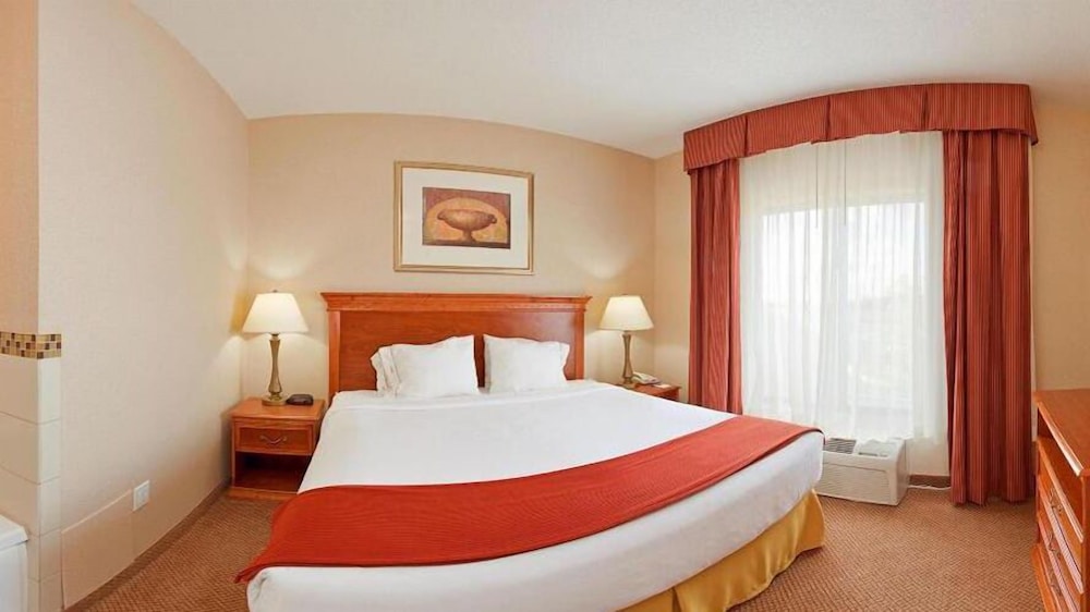 holiday inn express and suites detroit utica