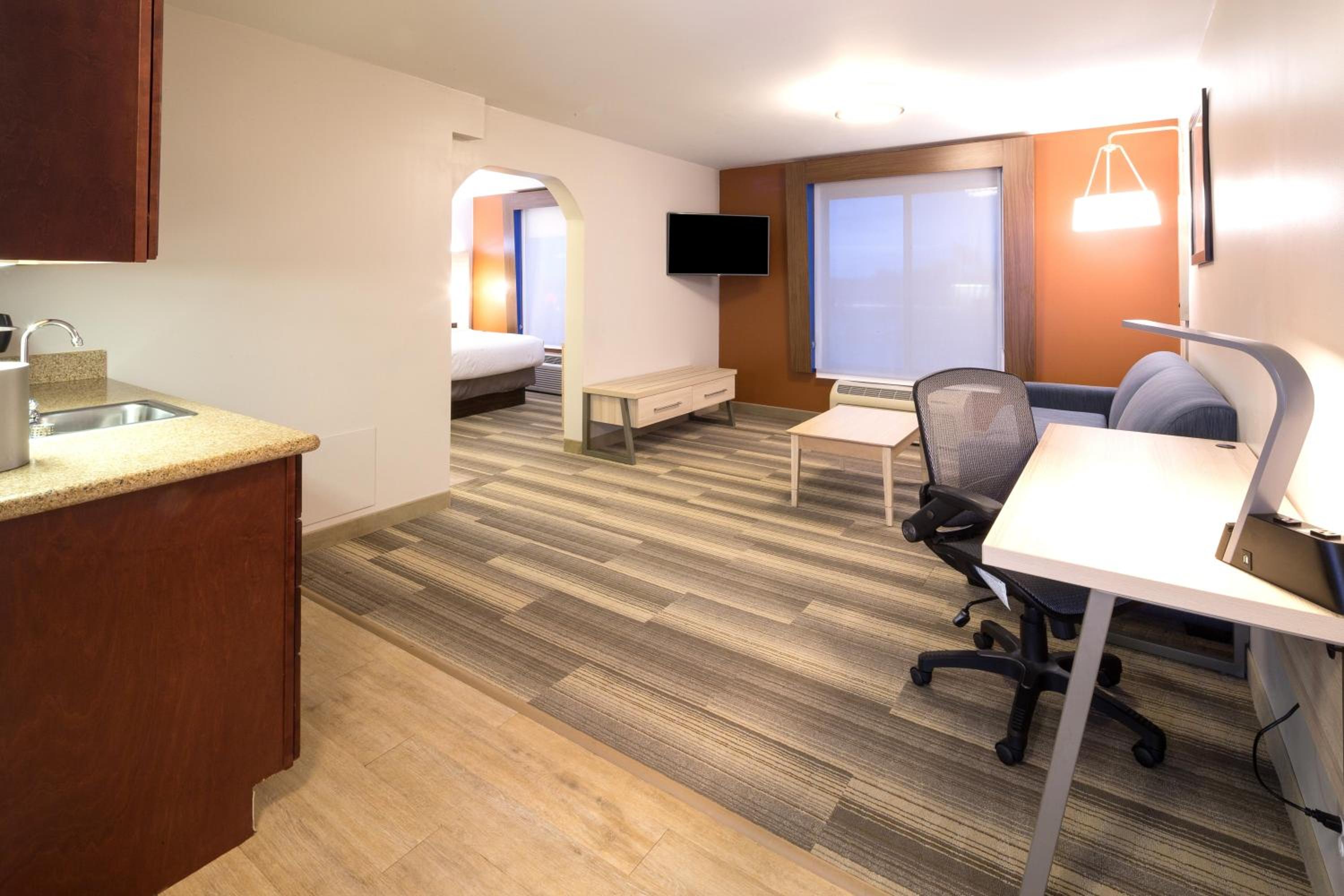 holiday inn express and suites detroit utica