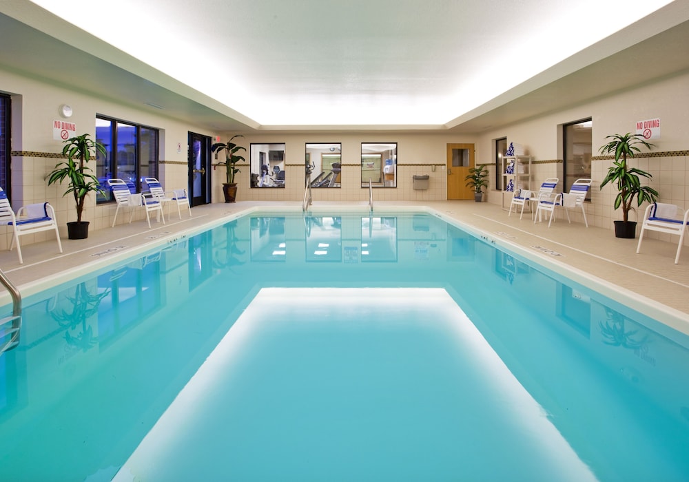 holiday inn express and suites detroit utica