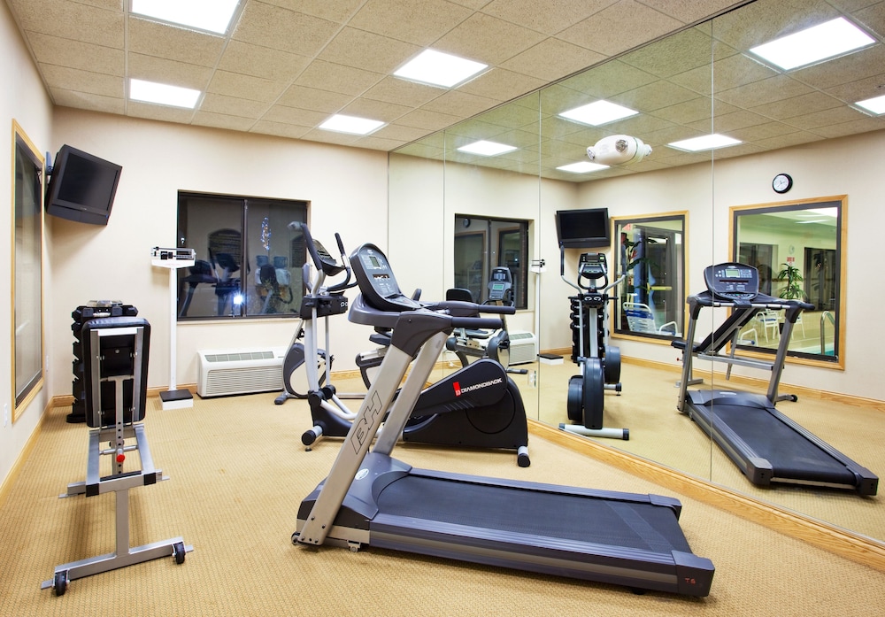 holiday inn express and suites detroit utica
