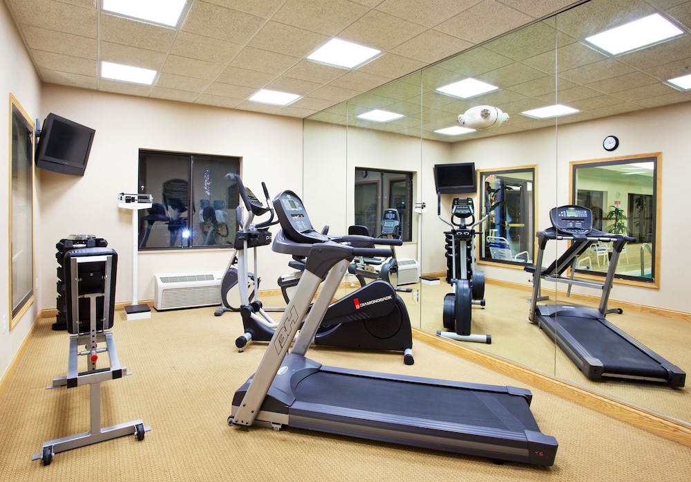 holiday inn express and suites detroit utica